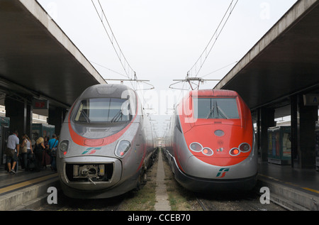 Freccia Argento und Frecciarossa fahren am Bahnhof Termini schnell Stockfoto