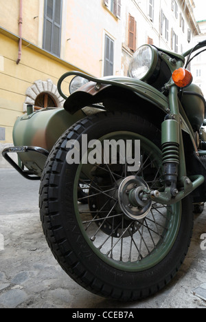 Getarnte Ural Seitenwagen geparkt in einer Straße von Rom, Italien Stockfoto