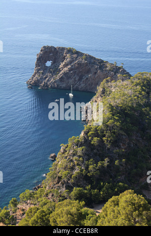 Küsten-Szene mit Yachten auf der Peninsula de Sa Foradada, in der Nähe von Deya / Deia, Westküste Mallorca / Mallorca, Balearen, Spanien Stockfoto