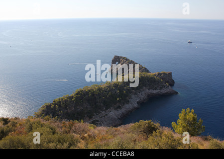 Küsten-Szene mit Yachten auf der Peninsula de Sa Foradada, in der Nähe von Deya / Deia, Westküste Mallorca / Mallorca, Balearen, Spanien Stockfoto