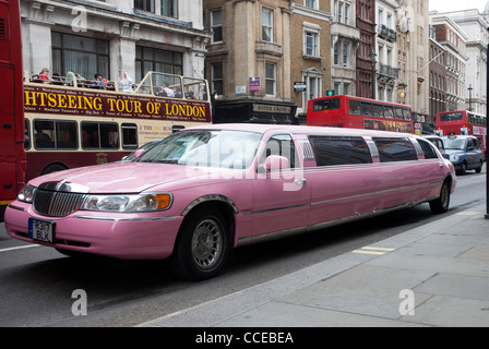 Pink Limousine in Whitehall - London, England Stockfoto