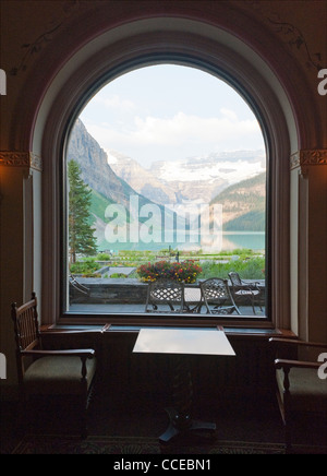 Interieur des Hotels Fairmont Chateau Lake Louise (1911), mit Blick auf Lake Louise und Victoria Gletscher, Alberta, Kanada. Stockfoto