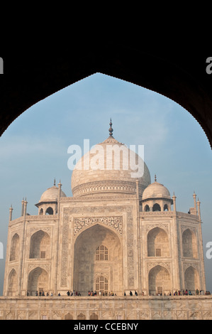 Taj Mahal, Ost-Fassade Blick durch einen Bogen, Agra, Indien Stockfoto