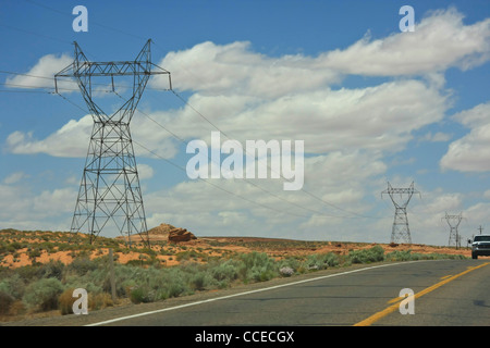 Die Energieversorgung durch die Wüste Stockfoto