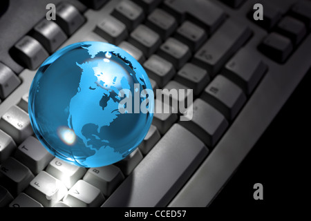 Glaskugel auf Computer-Tastatur Stockfoto