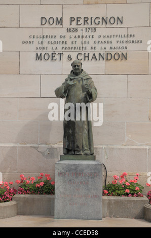 Statue von Dom Perignon außerhalb des Büros von Moet et Chandon, Sektkellerei, Epernay, Frankreich. Stockfoto