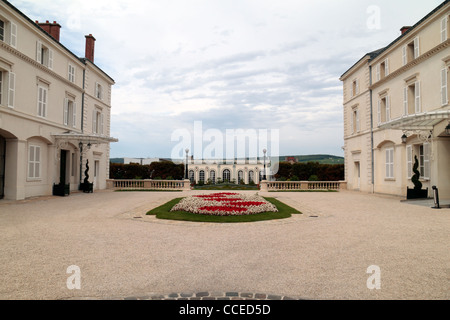 Der Eingang zum Jardins de L'Orangerie, Moet & Chandon Champagner-Haus in Épernay, Champagne-Ardenne, Marne, Frankreich. Stockfoto