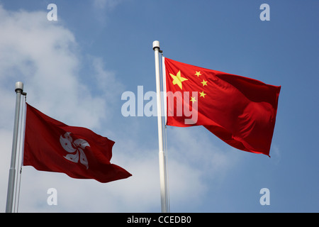 Hong Kong und chinesische Fahnen mit Hong Kong Flagge im Schatten Stockfoto