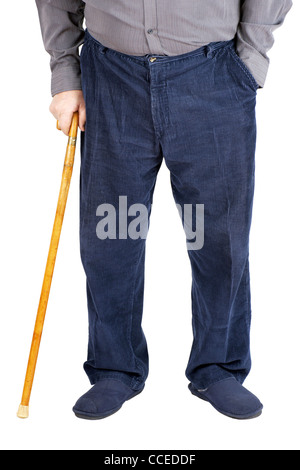 Untere Hälfte von einem alten Mann oder ältere Menschen zu Fuß mit einem hölzernen Stock, tragen und blauer Cord und Hausschuhe, isoliert auf weiss. Stockfoto