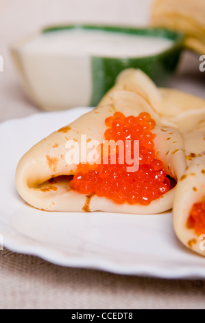 Pfannkuchen mit rotem Kaviar auf dem Teller Stockfoto