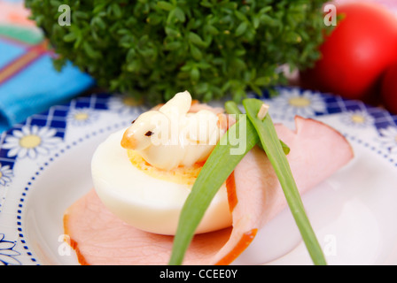 die Hälfte der Ei mit Kresse als Hintergrund Stockfoto