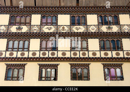 Traditionelle Front mit reich verzierten Fenstern eines Geschäftshauses im Zentrum von Thimphu, Bhutan Stockfoto