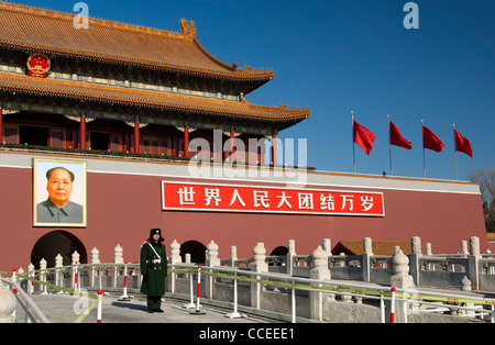 Wache auf dem Tiananmen-Tor zur verbotenen Stadt am Platz des himmlischen Friedens, Peking, China Stockfoto