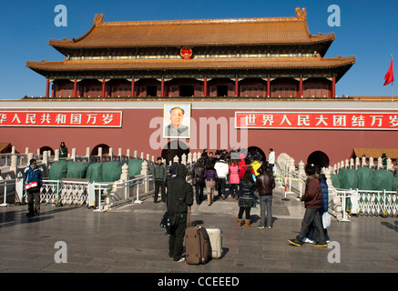 Touristen stehen mit Koffern auf dem Tiananmen-Tor zur verbotenen Stadt am Tiananmen Platz, Beijing, China Stockfoto