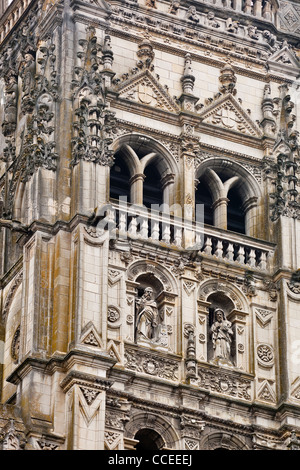 Nachschlagen in einem von den Glockentürmen an der Westfassade der Kathedrale Saint-Gatien in Tours, Frankreich. Stockfoto