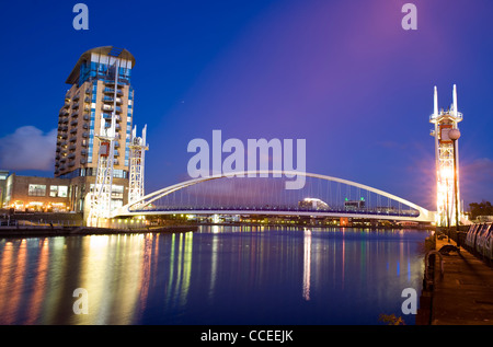 Blick über Lowry-Brücke in Richtung Lowry Theatre und Lowry Outlet Mall, Salford Quays, Greater Manchester, England. Nov 2011 Stockfoto