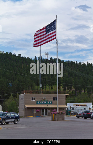 American Black Hills Custer South Dakota sd in USA Blick auf eine kleine Stadt mit USA mit einer Flagge auf einem Pol niedriger Winkel tägliches Leben Lifestyle vertikal Hi-res Stockfoto