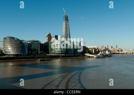 Themse-Blick von der Tower Bridge zeigt, London City Hall, die Scherbe, More London und Hms Belfast, London, UK Stockfoto