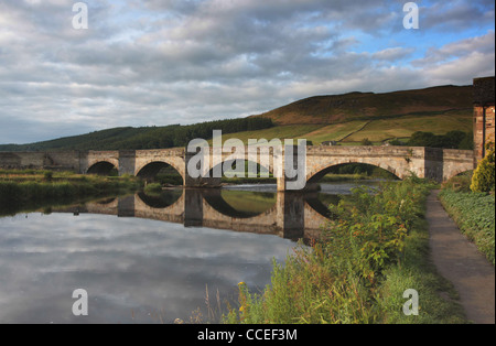 Brücke über den Fluß Wharfe Burnsall Wharfedale Yorkshire UK Stockfoto