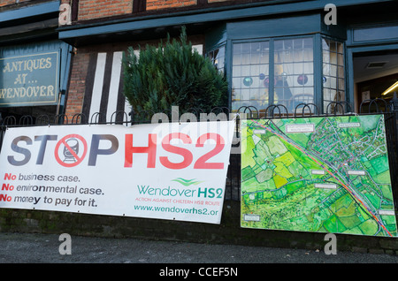 Stop HS2 Protest Kampagne Banner und HS2 Bahn Streckenkarte in Wendover Bucks UK Stockfoto