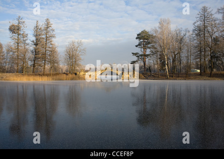 Buckel Brücke, weißer See, Schlosspark, Gattschina, Leningrad Oblast, Russland. Stockfoto