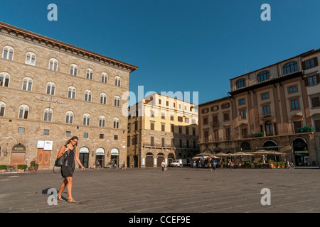Junge Frau durchläuft die Piazza della Signoria, Florenz (Firenze), Toskana (Toscana), Italien Stockfoto