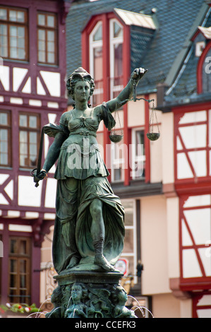 Justiz-Brunnen Statue In Romerplatz. Frankfurt Am Main Deutschland Stockfoto