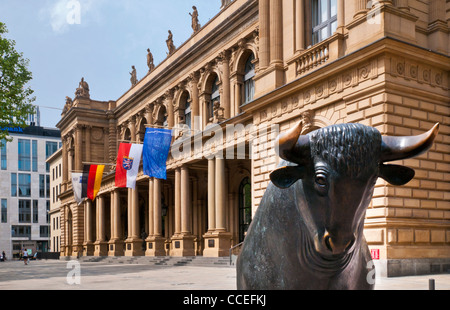 Statue eines Stiers außerhalb der Frankfurter Wertpapierbörse Stockfoto