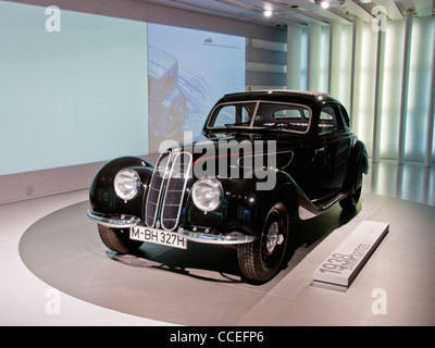 Eine BMW-Limousine 1938 auf dem Display an das BMW Museum in München, Deutschland Stockfoto
