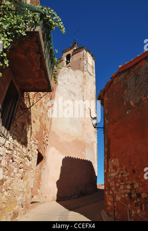 Ockerfarbenen Gebäuden in die Hügel Dorf Roussillon, Vaucluse, Provence, Frankreich. Stockfoto