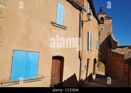 Ockerfarbenen Häuser und Clock Tower in die Hügel Dorf Roussillon, Vaucluse, Provence, Frankreich. Stockfoto