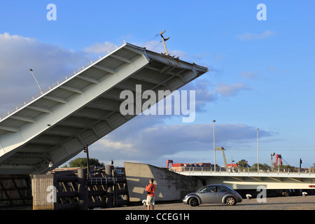 Klappe-Brücke in Stellung oben gefaltet Stockfoto