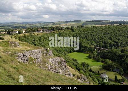 Monsal Head, von einer Klippe aus gesehen, über Monsal Dale, Derbyshire England UK, Peak District National Park, englische Landschaft River Wye Valley Stockfoto