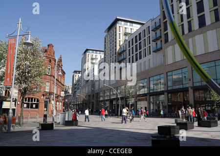 Das Einkaufsviertel Hayes, mit dem Wohnkomplex St Davids 2, dem Stadtzentrum von Cardiff, Wales, einer verkehrsfreien Fußgängerzone in Großbritannien Stockfoto