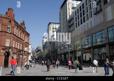 Das Einkaufsviertel Hayes, mit dem Wohnkomplex St David's 2, dem Stadtzentrum von Cardiff, Wales UK, verkehrsfreie Fußgängerzone Stockfoto