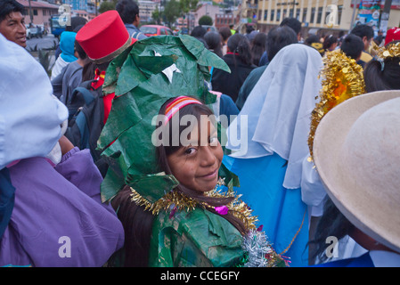 Ein 12-13 jährige hispanischen Mädchen gekleidet in einem grünen Baum Kostüm geht in die Kinder Christmas Parade, Quito, Ecuador. Stockfoto