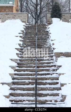 Nachschlagen von lange Reihe von verschneiten Treppe im winter Stockfoto