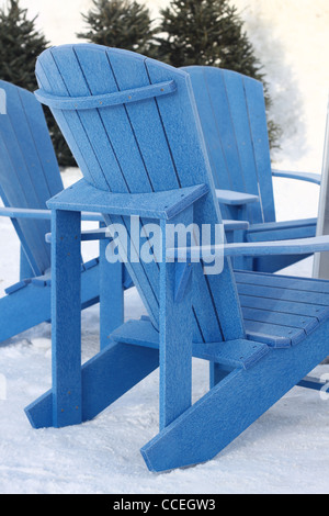 Frostig blauen Adirondack Stühle im Freien im winter Stockfoto