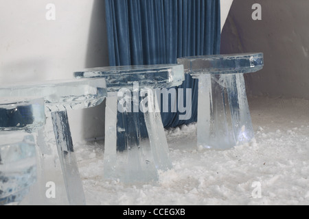 Eis geschnitzt Tabellen in eine Eisbar Stockfoto