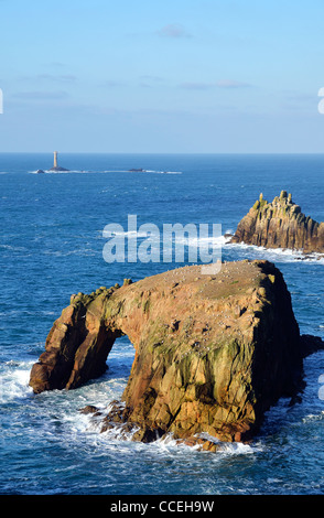 Enys Dodnan Felsbogen bei Lands End in Cornwall, Großbritannien Stockfoto