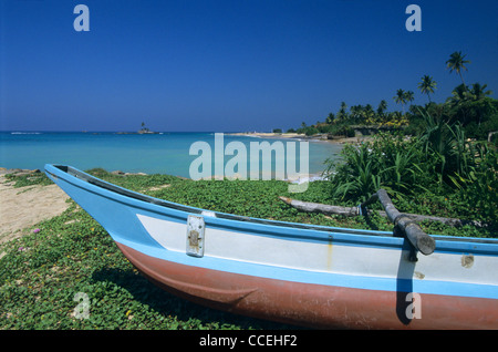 Strand und lokalen Fischerboot, Hikkaduwa, Sri Lanka Stockfoto