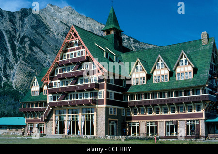 Der Klassiker der 1920er Jahre Prince Of Wales Hotel ist die erste Unterkunft für Besucher im Waterton Lakes National Park in Alberta, Kanada. Stockfoto