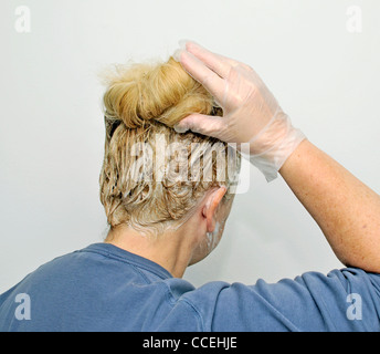 Blonde Frau, Färben Sie Ihre Haare Stockfoto