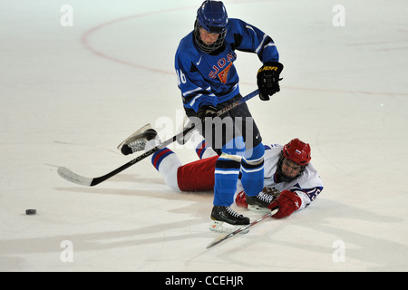Als Russland handeln auf Finnland im Finale der ersten Jugend Olympischen Winterspiele in Innsbruck, Österreich für die GOLD-Medaille Stockfoto