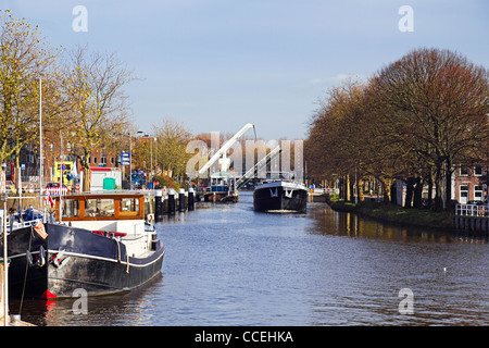 Kanal mit Schiffe heben Brücke in den Niederlanden an sonnigen Tag im Herbst Stockfoto