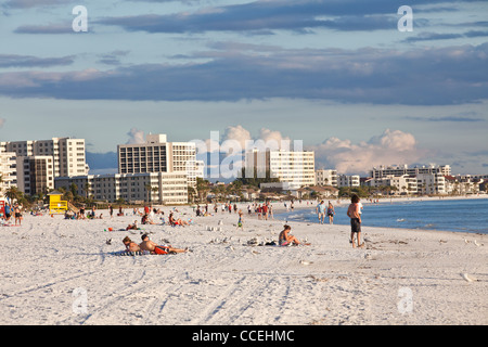 Sonnenanbeter am berühmten weißen Pulver Sand Siesta Key Beach, Sarasota Florida Stockfoto