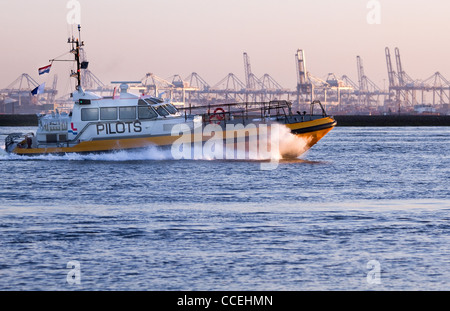 Pilot-Boot auf dem Fluss im Abendlicht - Hintergrund in der Industrie mit hoher Geschwindigkeit vorbei Stockfoto