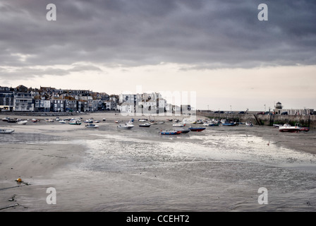 Festgemachten Boote bei low Tide, in St Ives Hafen, Cornwall, England, uk Stockfoto