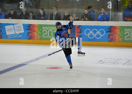 Als Russland handeln auf Finnland im Finale der ersten Jugend Olympischen Winterspiele in Innsbruck, Österreich für die GOLD-Medaille Stockfoto