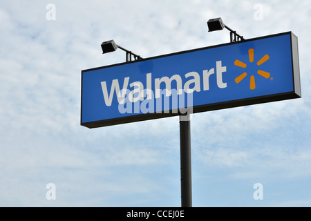 Ein großes Schild mit Walmart angezeigt am Straßenrand in Tyler, Texas, 21. Januar 2012 Stockfoto